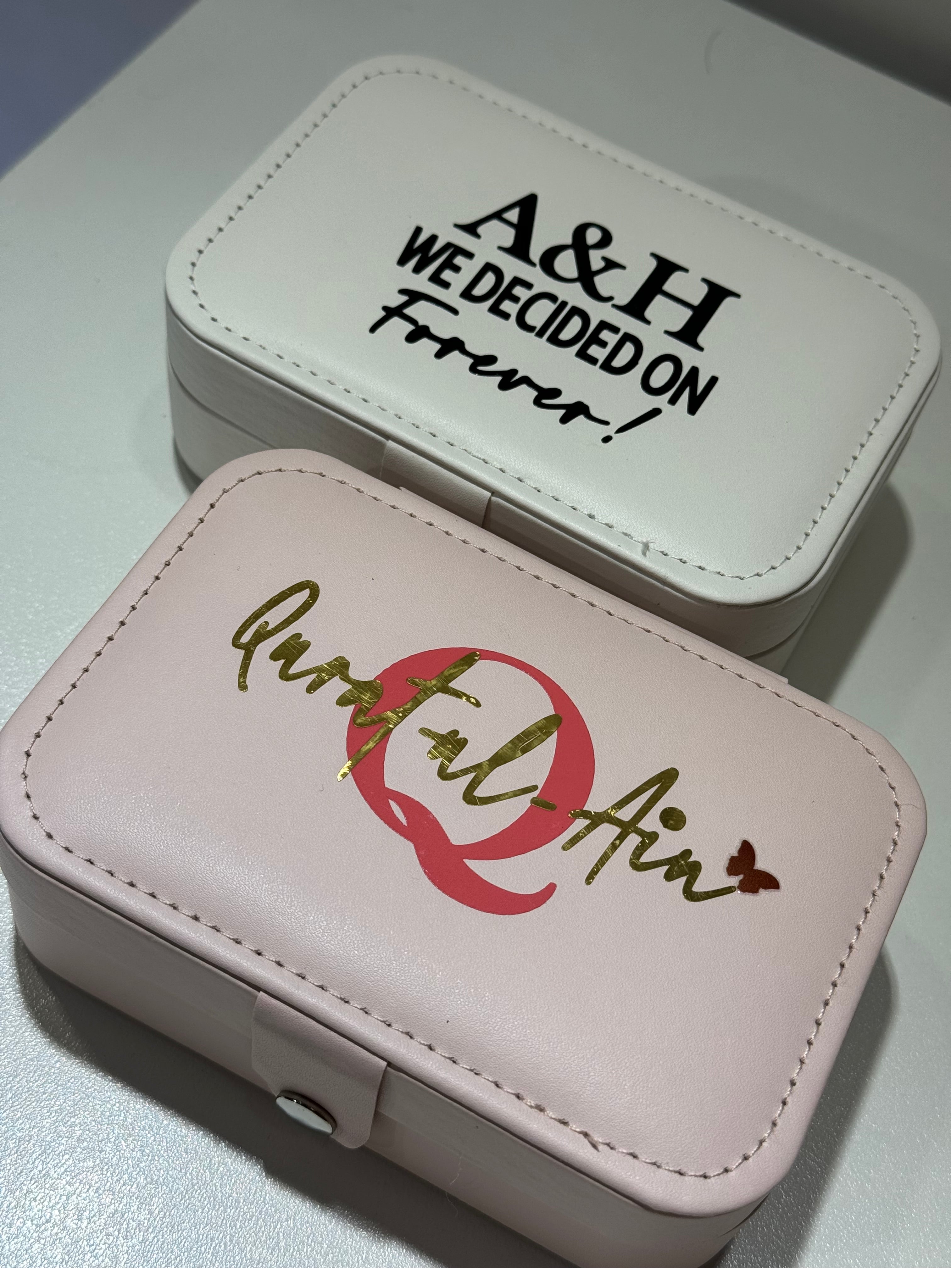 Portable jewelry case