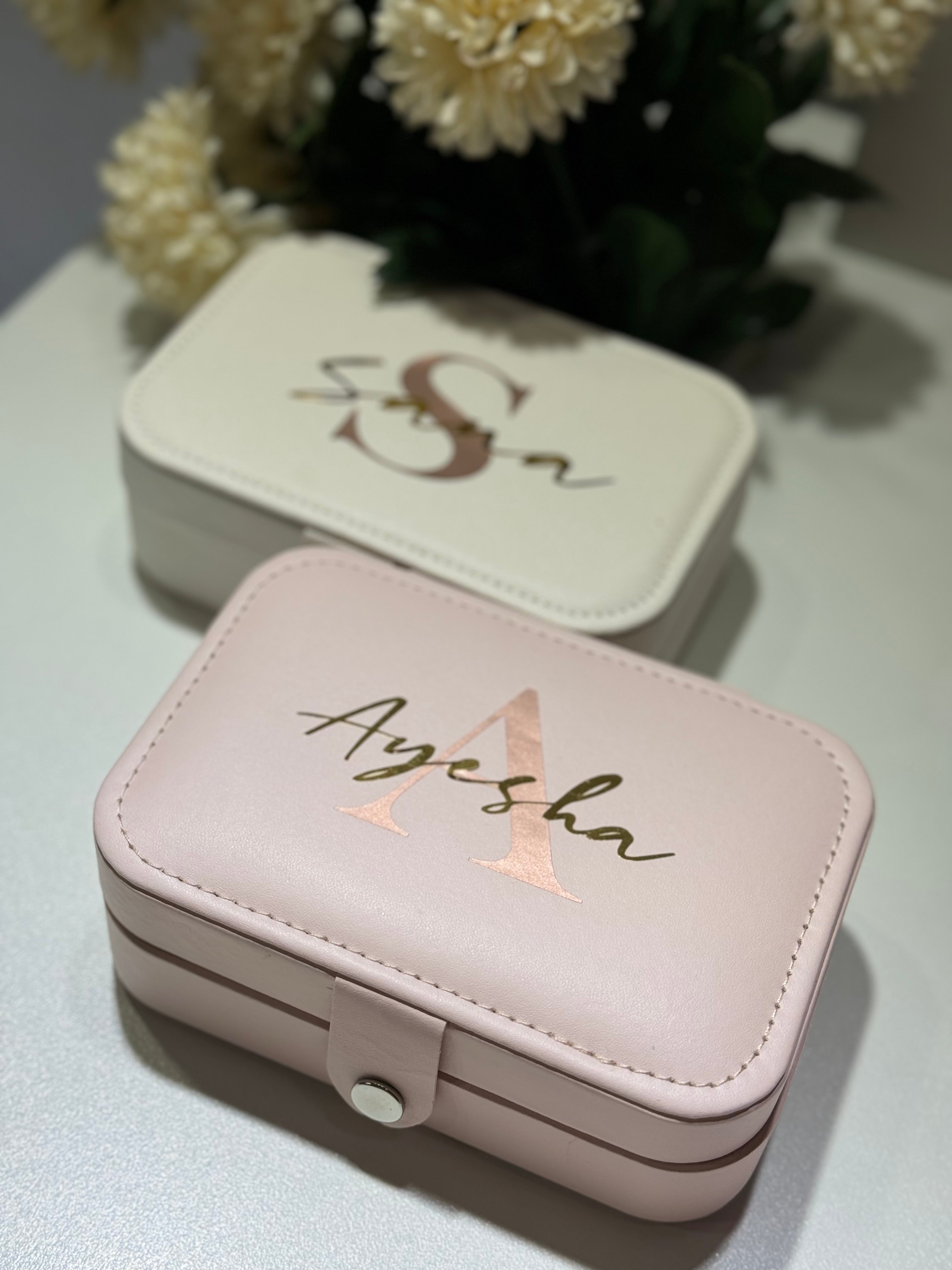 Portable jewelry case