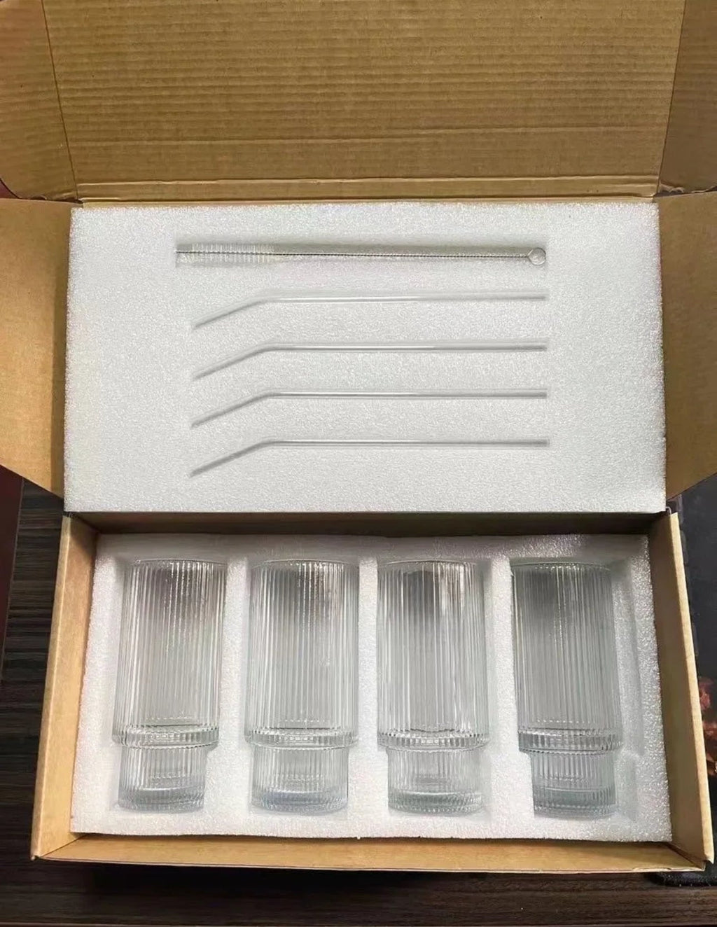 Set of 4 ribbed glass , with lid & straws