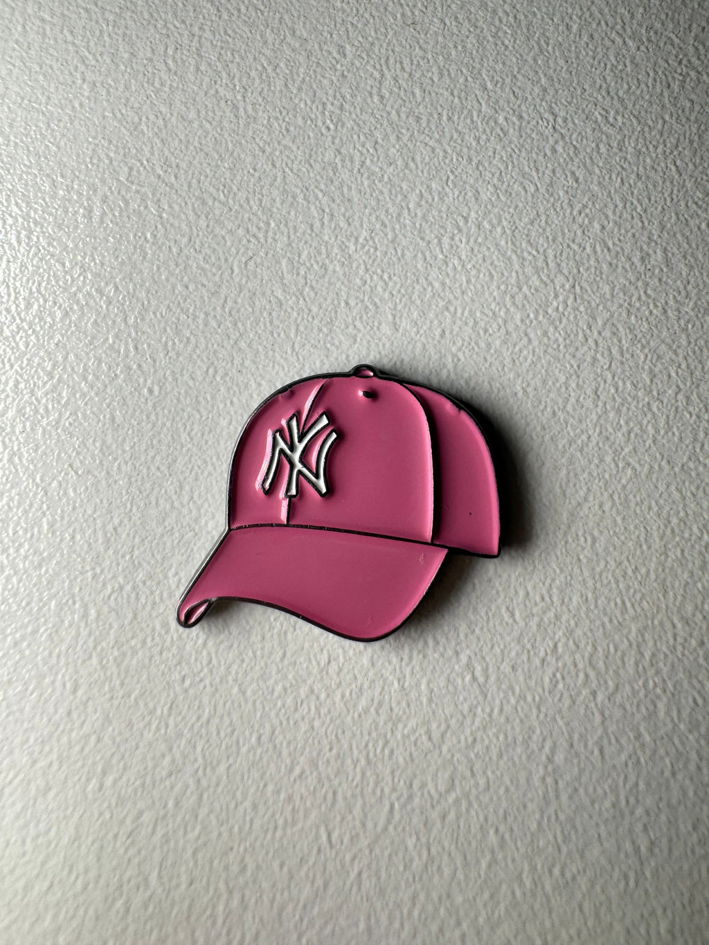 🧢 NY cap phone charm