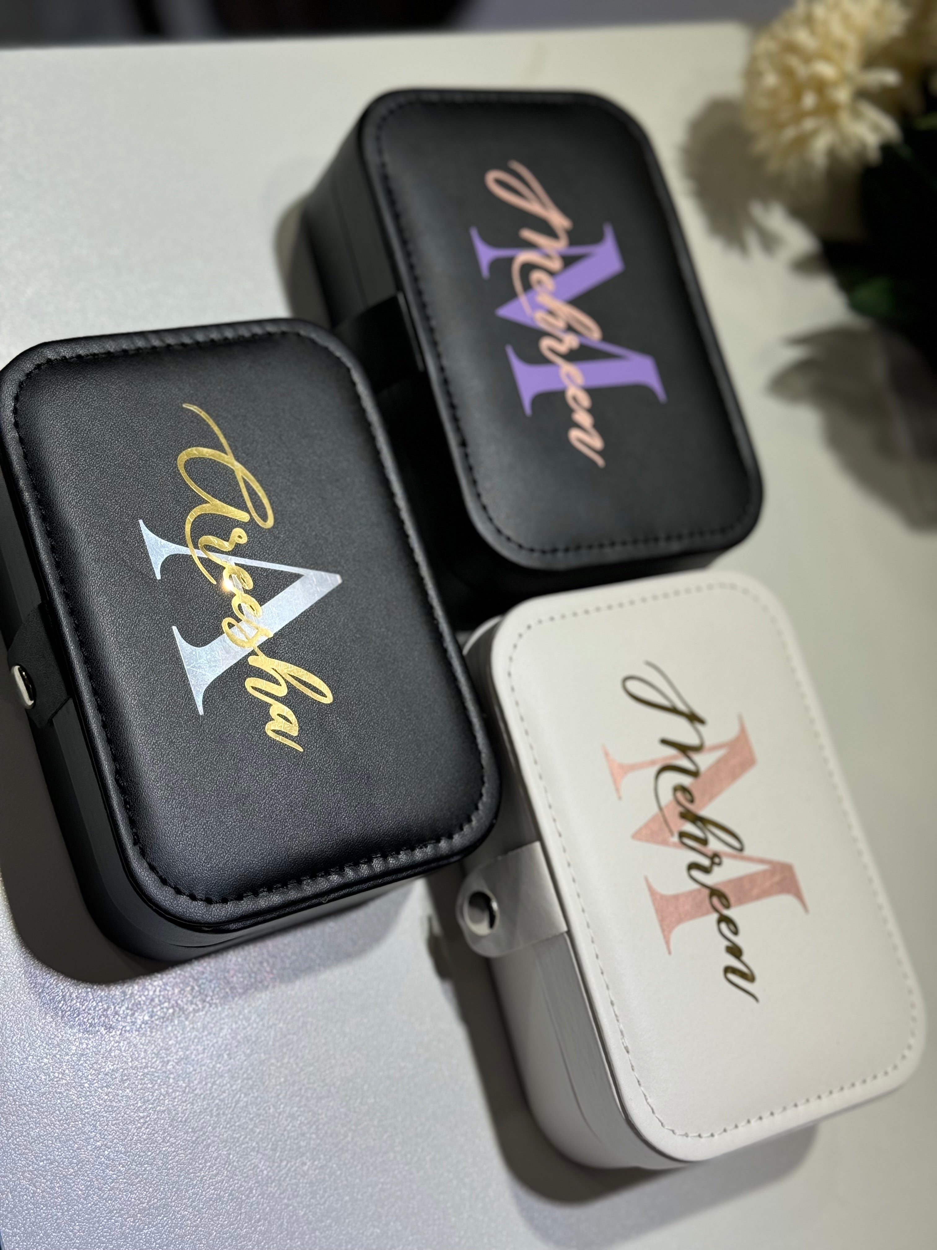 Portable jewelry case