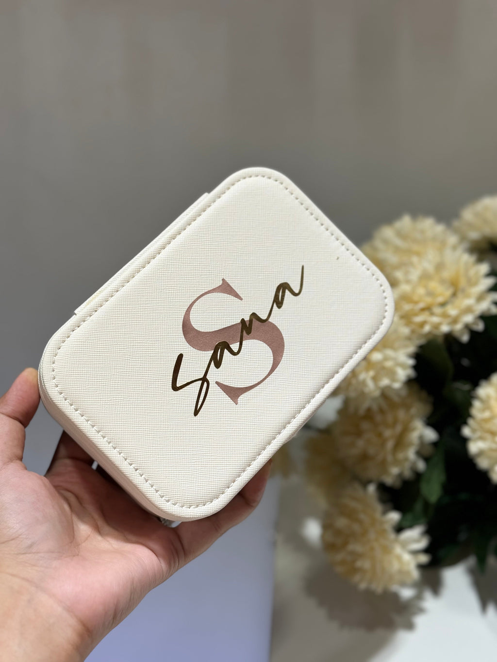 Portable jewelry case